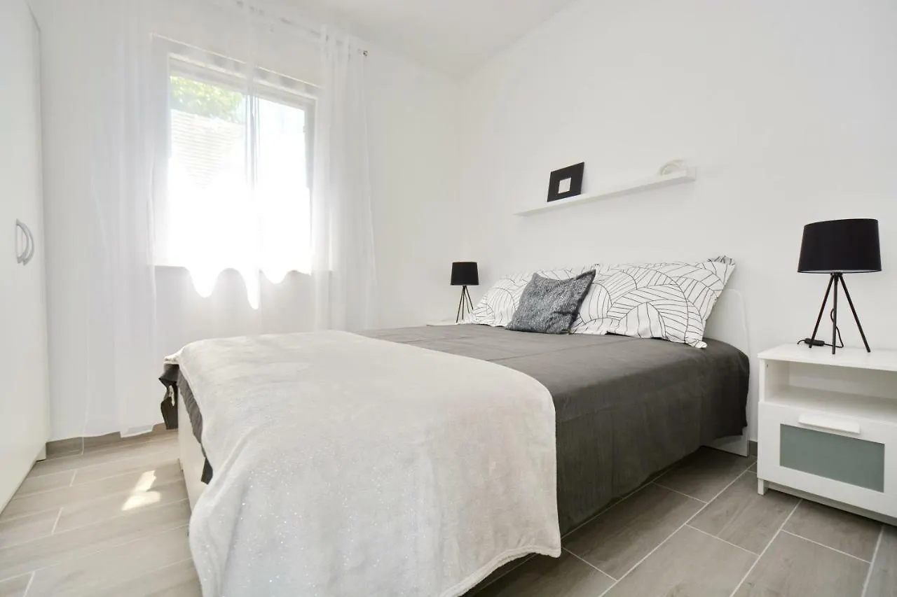 Apartments Piazza Nin 0*,